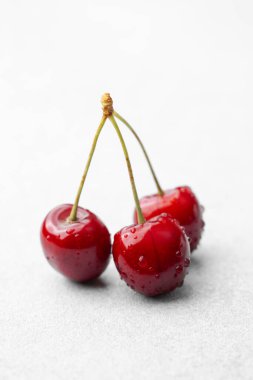 Basitlik, doğa ya da sağlık yeme konsepti için beyaz zemin üzerinde üç kiraz