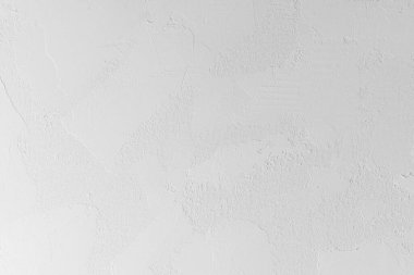 Duvar, değişik desenleri ve gölgeleri olan yumuşak, beyaz bir dokuya sahiptir..