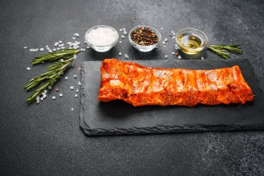 Biberiye ve baharatla marine edilmiş domuz pirzolası.