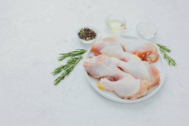 Tavuk budu ve biberli beyaz tabak.