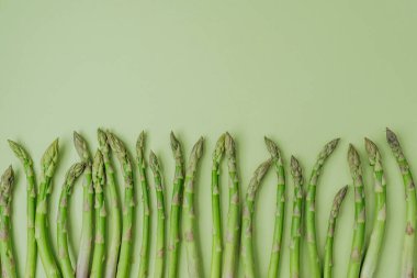 Metin için alanı olan yeşil arkaplan üst görünümünde taze kuşkonmaz