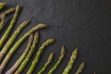 Taze yeşil kuşkonmaz mızrakları siyah desenli sırt grubunda