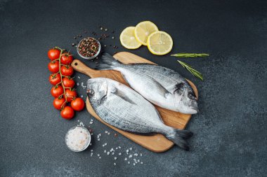 Çiğ dorado balığı, domates, limon ve baharat.