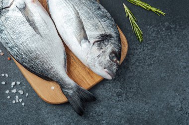 Domatesli Dorado balığı, limon ve baharat.