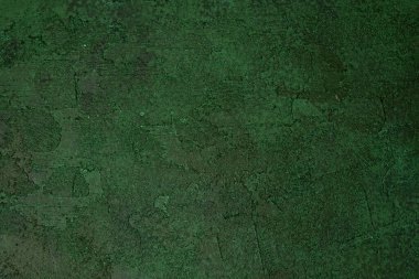 Eskimiş kaba alçı ve grunge desenli koyu yeşil desenli duvar.