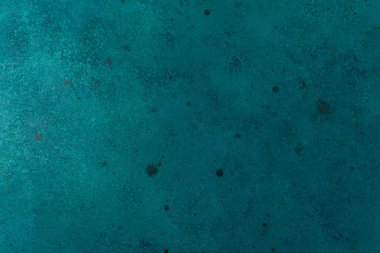 Eskimiş eski lekeleri ve grunge dokusuyla koyu yeşil-yaşlı duvar.