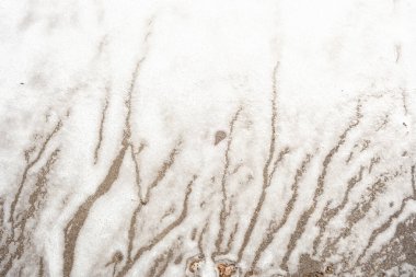 Beyaz köpük zemini dikey akış çizgileriyle kaplar ve doğal soyut yüzey tasarımı yaratır.