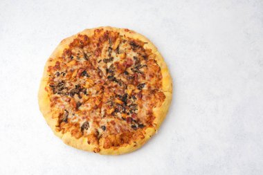  Taze pişmiş mantarlı pizza domuz pastırması ve açık beyaz arka planda tavuk yemeye hazır.