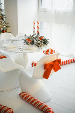 Noel sofrası şeker kamışlarıyla süslenmiş ve fiyonklarda sıcak şenlik havası var.