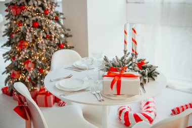 Noel ağacı, hediye kutusu ve bayram dekoruyla şenlik masası, kutlamaya hazır..