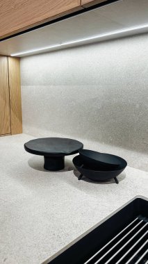 Modern mutfak tasarımı. Yuvarlak siyah ekran tepsisi ve koyu kâse. LED tarafından yakılmış.