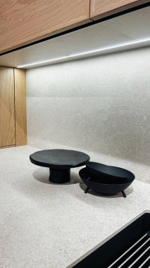 Modern mutfak alanı, gri benekli tezgah, kabin LED ışıklandırma. Siyah dekoratif seramik.