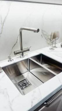 Temiz modern mutfak çift paslanmaz çelik lavabo, zarif mermer tezgah ve musluk çekin