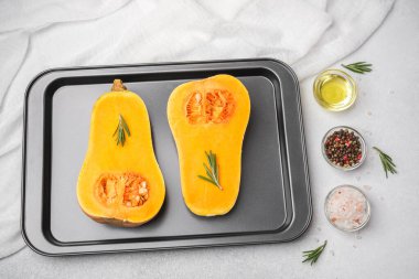 Yarım tereyağlı kabak biberiyeli fırın tepsisi ve baharatlı yağ.