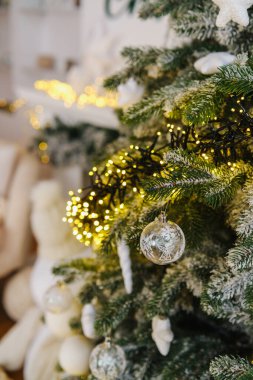 Süslü ağaç dalları, şenlikli ışıklar ve ışıl ışıl parıldayan süslerle.