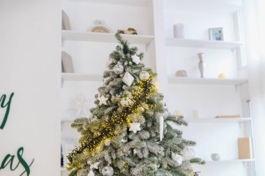 Süs ve ışıklarla süslenmiş ebedi yeşil ağaç, bayram iç dekorasyonu..