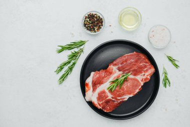 Biberiyeli domuz bifteği, siyah tabakta baharatlı.