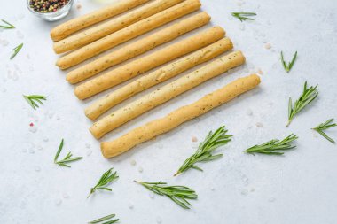 Beyaz arka planda bitki ve baharatlı ekmek çubukları