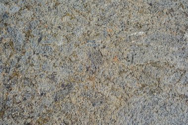 Küçük tanecikli ve benekli detaylarla pürüzlü gri taş yüzey dokusu