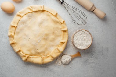 Pasta hamuru hazırlama unlu ve yumurtalı minimum pişirme ayarlı.