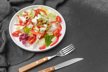 Domates kırmızısı biberli marul salatası ve Akdeniz mutfağı için zeytin konsepti