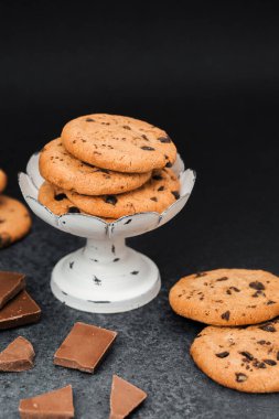 Kahverengi aksanlı eski bir stantta taze pişmiş çikolatalı kurabiyeler sergileniyor..