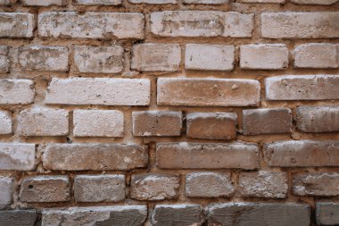 Kırsal mimari ve tarihi yapı konsepti için hava lekeleri olan yaşlanmış bej tuğla duvar