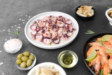 Tarif blogu veya aşçılık konsepti için karides ve ahtapot salatası