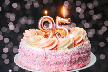 Mumlarla süslenmiş sevimli bir doğum günü pastası 95. özel kutlamadır..