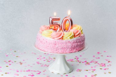 50 numarayı gösteren canlı bir doğum günü pastası kutlamaya hazır..