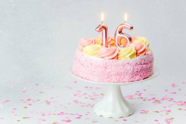 Pembe kremalı renkli pasta ve mumlar özel bir doğum günü kutlaması..