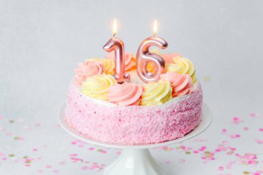 Renkli pasta, 16 yaşına girmenin dönüm noktasını gösteren iki mum içerir..