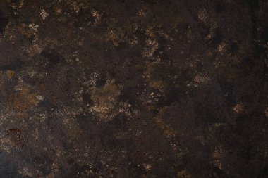 Derin aşınma ve kumlu yüzeyi olan paslı metal dokusu.