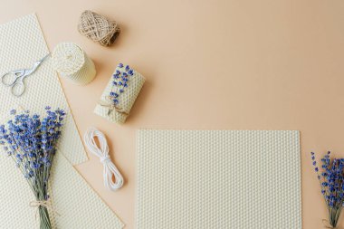 Balmumu mumu seti, lavanta ve bej arka planda araçlar.