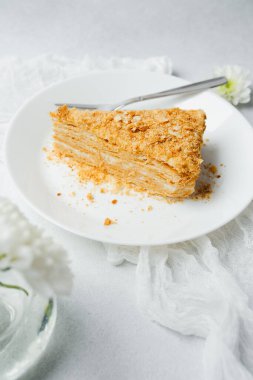 Kremalı puf böreği, çatallı beyaz tabakta lezzetli bir tatlı..