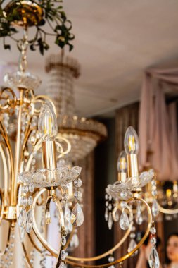 Parıldayan avizeler güzel dekore edilmiş bir odada karmaşık bir tasarım sergiliyor..