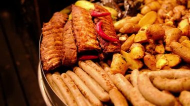 Lezzetli ızgara domuz pirzolası, kırmızı biber, taze sosis ve kızarmış patates.