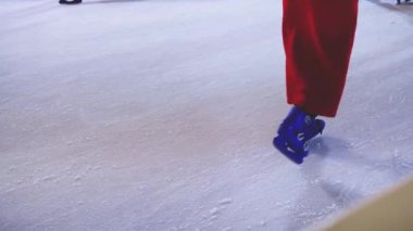 Kaba doğal ışık yüzeyi dokusu ve uzun ince karanlık gölgeler soyut bir akış şekli oluşturuyor.