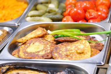 Metal servis tavasında taze soğanlı altın patatesli gözleme. Lezzetli sıcak büfe yemek seçimi..