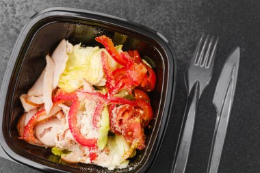 Sağlıklı öğle yemeği veya diyet menüsü konsepti için marul domates kırmızı biber ve parmesan soslu hindi salatası.