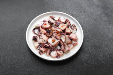 Akdeniz mutfağı veya sağlıklı deniz ürünleri konsepti için beyaz tabakta ahtapot salatası