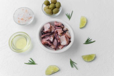 Taze deniz ürünleri veya aperatif yemek konsepti için zeytin ve sosla marine edilmiş ahtapot.