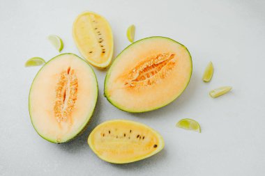 Kavun ve sarı kavun dilimleri parlak bir arka planda..