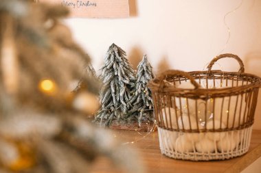 Noel ağacı kar sepetinin içinde ışık dekoru kış tatili kapalı.