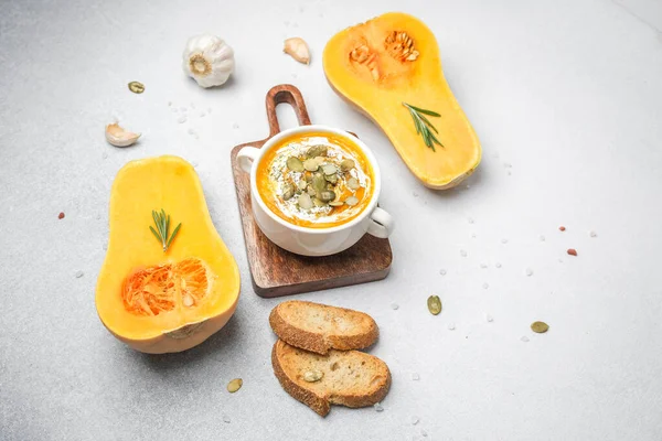 Taze biberiye sarımsaklı kabak çorbası ve tahtada kızarmış ekmek, sağlıklı sonbahar yemeği.