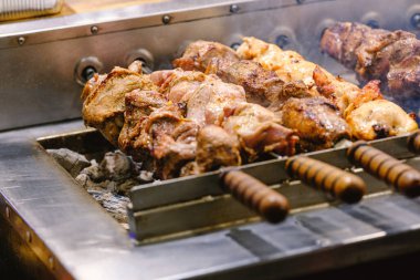 Sıcak ızgarada kızaran leziz et kebapları. Parlayan kömürlerden yükselen dumanlar, akşam yemeği için hazır..
