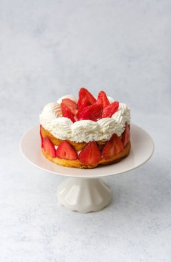 Pasta standında çilekli pasta. Zarif parti için tatlı konsepti. Ya da pastane ilhamı.