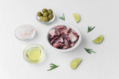 Taze deniz ürünleri veya aperatif yemek konsepti için zeytin ve sosla marine edilmiş ahtapot.