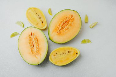 Kavun ve sarı kavun dilimleri açık arkaplanda.