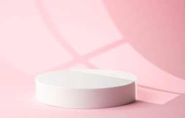 Pastel ışıklı arka planda beyaz dairesel podyum
